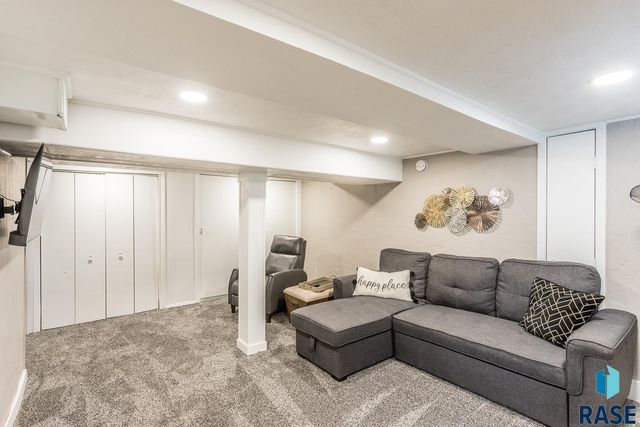 1001 S 1st Ave Avenue, Sioux Falls, SD 57105