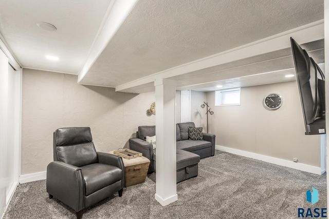 1001 S 1st Ave Avenue, Sioux Falls, SD 57105