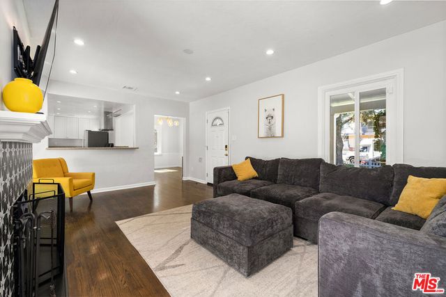 5926 Cleon Avenue, North Hollywood, CA 91601