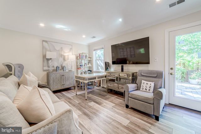 8 CARRIAGE HOUSE CIR, Alexandria, VA 22304