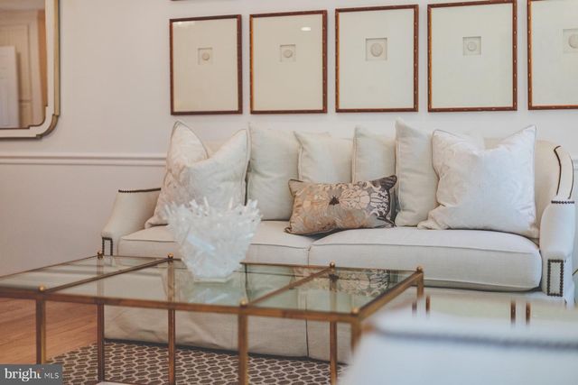 8 CARRIAGE HOUSE CIR, Alexandria, VA 22304