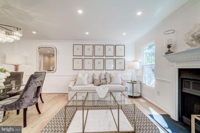 8 CARRIAGE HOUSE CIR, Alexandria, VA 22304