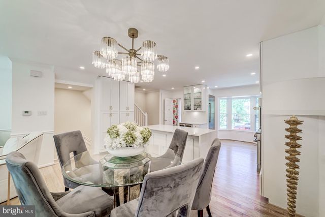 8 CARRIAGE HOUSE CIR, Alexandria, VA 22304
