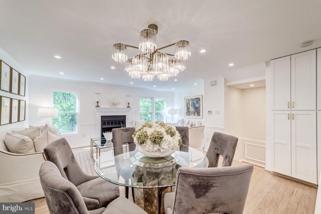 8 CARRIAGE HOUSE CIR, Alexandria, VA 22304