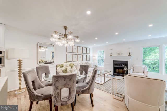 8 CARRIAGE HOUSE CIR, Alexandria, VA 22304