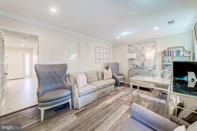 8 CARRIAGE HOUSE CIR, Alexandria, VA 22304