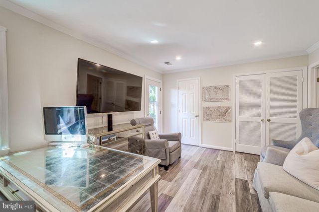 8 CARRIAGE HOUSE CIR, Alexandria, VA 22304