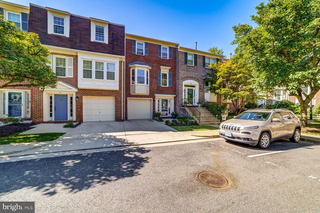 8 CARRIAGE HOUSE CIR, Alexandria, VA 22304