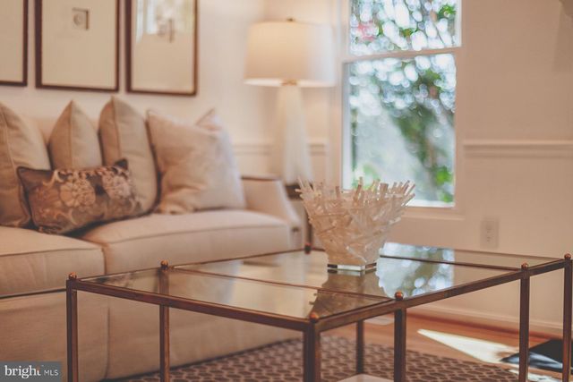 8 CARRIAGE HOUSE CIR, Alexandria, VA 22304