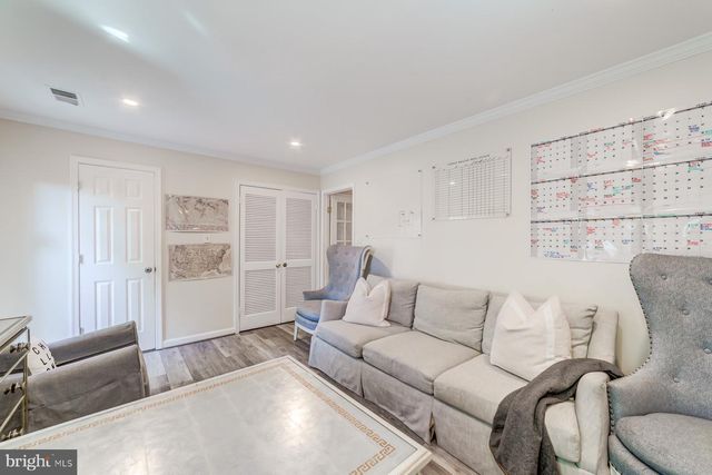 8 CARRIAGE HOUSE CIR, Alexandria, VA 22304