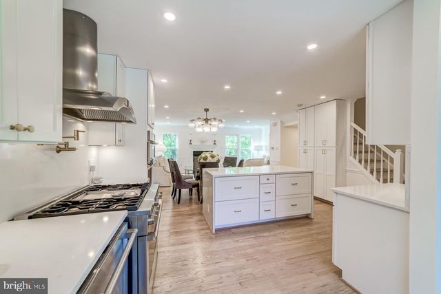 8 CARRIAGE HOUSE CIR, Alexandria, VA 22304
