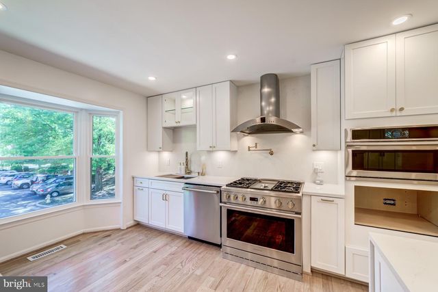 8 CARRIAGE HOUSE CIR, Alexandria, VA 22304