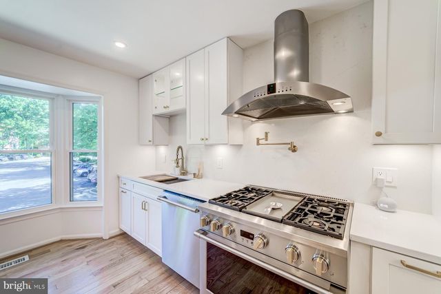 8 CARRIAGE HOUSE CIR, Alexandria, VA 22304