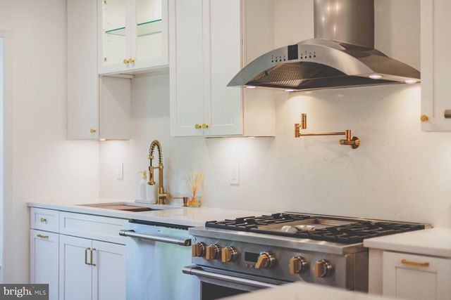 8 CARRIAGE HOUSE CIR, Alexandria, VA 22304
