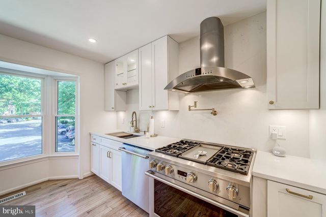 8 CARRIAGE HOUSE CIR, Alexandria, VA 22304