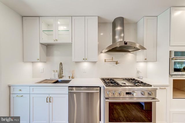8 CARRIAGE HOUSE CIR, Alexandria, VA 22304