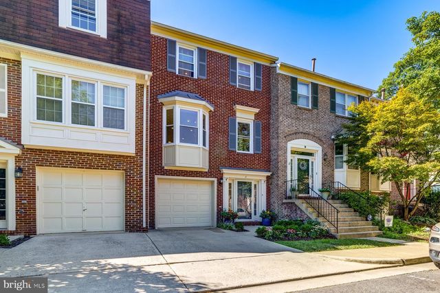 8 CARRIAGE HOUSE CIR, Alexandria, VA 22304