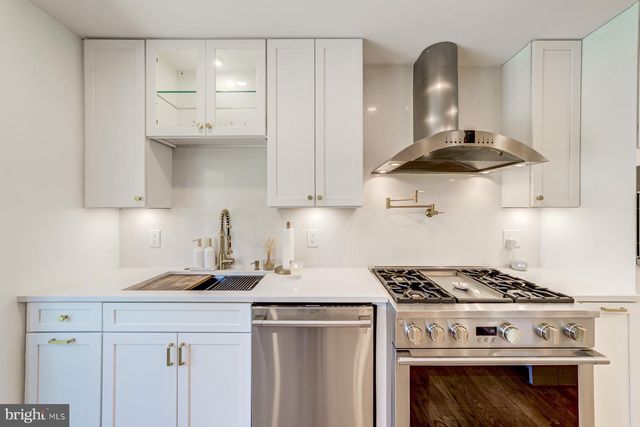 8 CARRIAGE HOUSE CIR, Alexandria, VA 22304