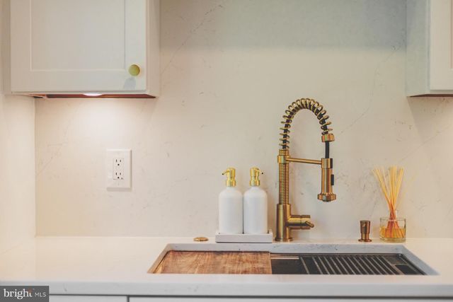8 CARRIAGE HOUSE CIR, Alexandria, VA 22304