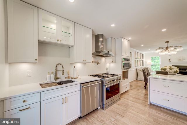 8 CARRIAGE HOUSE CIR, Alexandria, VA 22304