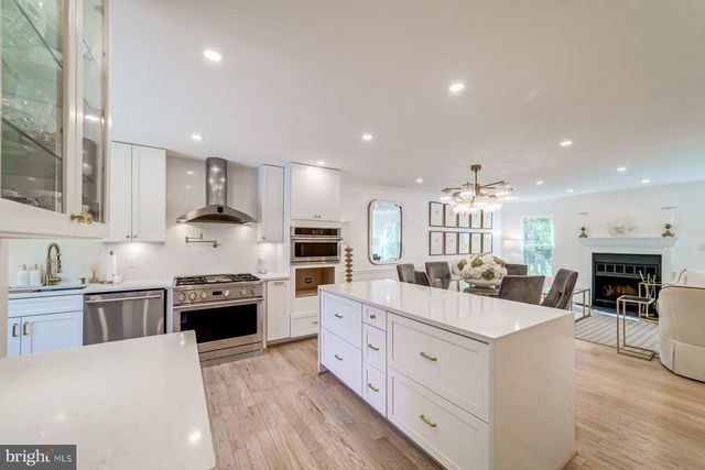 8 CARRIAGE HOUSE CIR, Alexandria, VA 22304