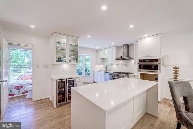 8 CARRIAGE HOUSE CIR, Alexandria, VA 22304