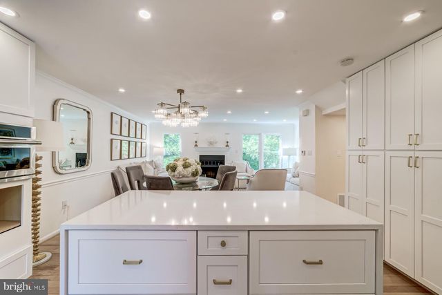 8 CARRIAGE HOUSE CIR, Alexandria, VA 22304