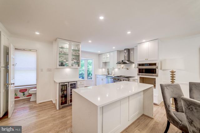 8 CARRIAGE HOUSE CIR, Alexandria, VA 22304