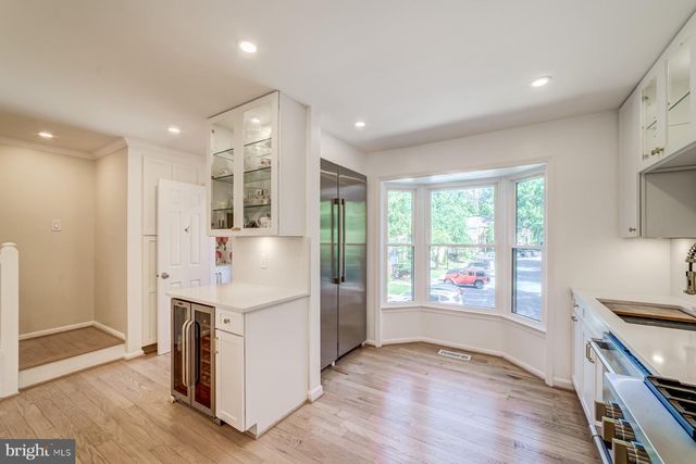 8 CARRIAGE HOUSE CIR, Alexandria, VA 22304
