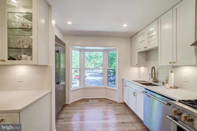 8 CARRIAGE HOUSE CIR, Alexandria, VA 22304