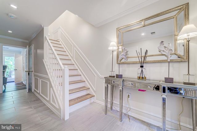 8 CARRIAGE HOUSE CIR, Alexandria, VA 22304