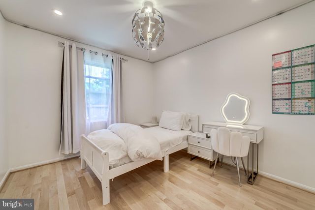 8 CARRIAGE HOUSE CIR, Alexandria, VA 22304