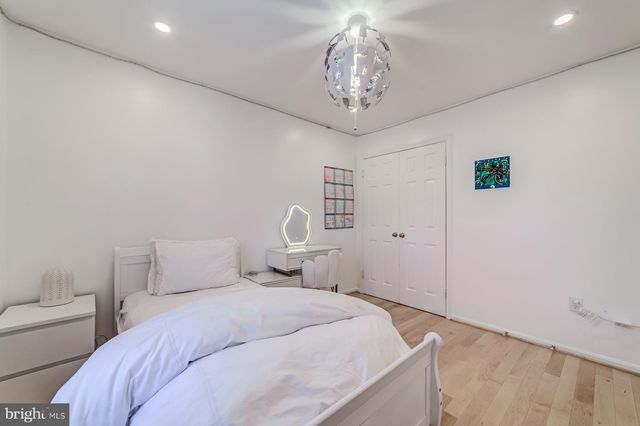 8 CARRIAGE HOUSE CIR, Alexandria, VA 22304