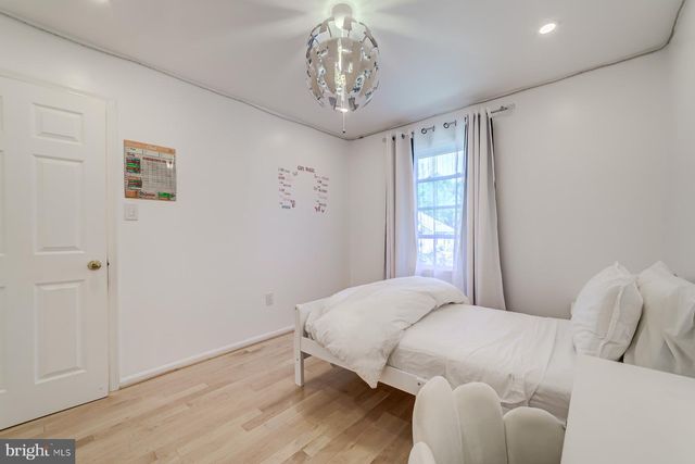 8 CARRIAGE HOUSE CIR, Alexandria, VA 22304