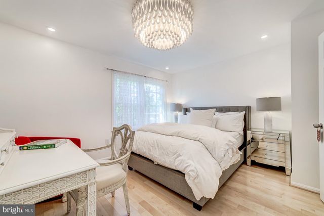 8 CARRIAGE HOUSE CIR, Alexandria, VA 22304