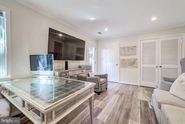 8 CARRIAGE HOUSE CIR, Alexandria, VA 22304