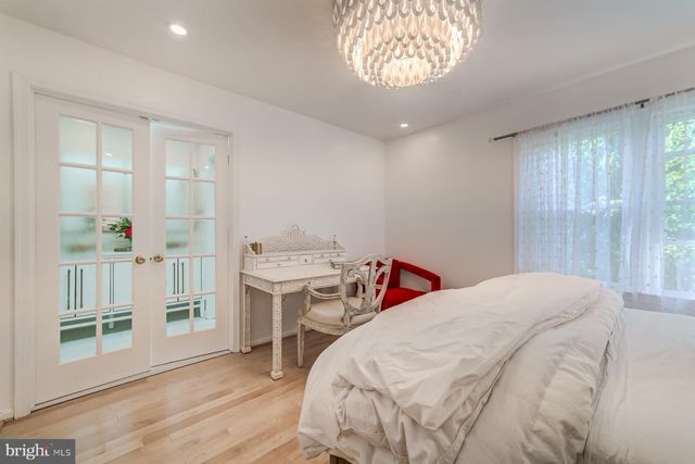 8 CARRIAGE HOUSE CIR, Alexandria, VA 22304