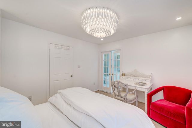 8 CARRIAGE HOUSE CIR, Alexandria, VA 22304