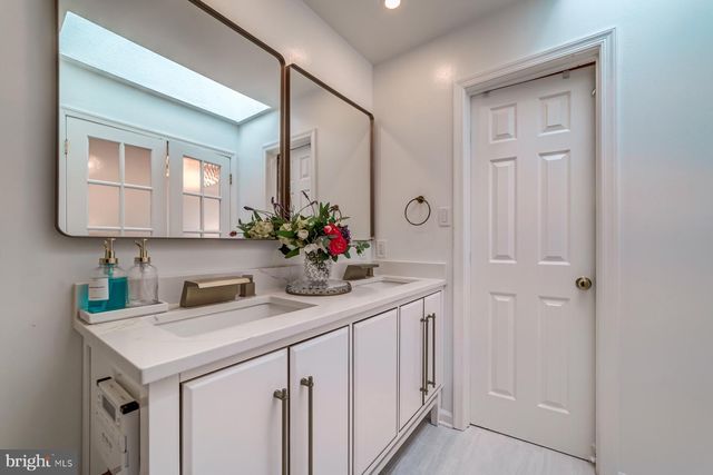 8 CARRIAGE HOUSE CIR, Alexandria, VA 22304