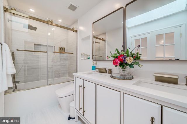 8 CARRIAGE HOUSE CIR, Alexandria, VA 22304