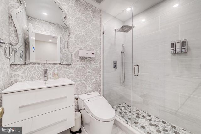8 CARRIAGE HOUSE CIR, Alexandria, VA 22304