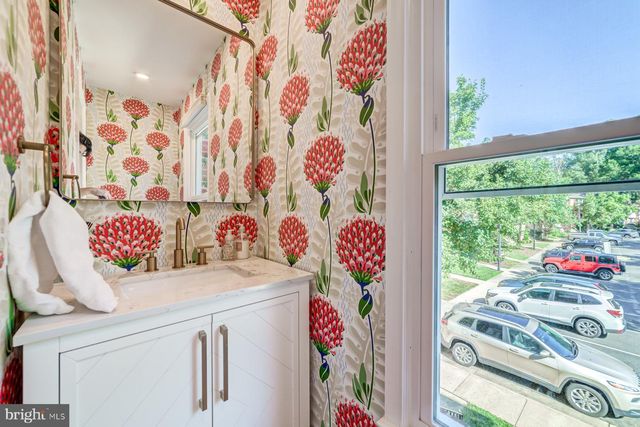 8 CARRIAGE HOUSE CIR, Alexandria, VA 22304