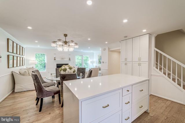 8 CARRIAGE HOUSE CIR, Alexandria, VA 22304