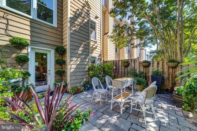 8 CARRIAGE HOUSE CIR, Alexandria, VA 22304