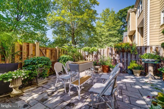 8 CARRIAGE HOUSE CIR, Alexandria, VA 22304