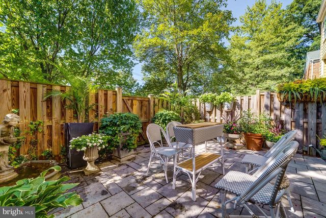 8 CARRIAGE HOUSE CIR, Alexandria, VA 22304