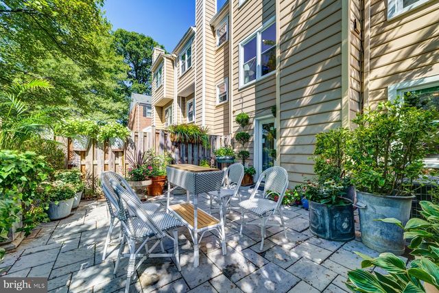 8 CARRIAGE HOUSE CIR, Alexandria, VA 22304