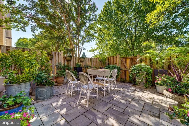 8 CARRIAGE HOUSE CIR, Alexandria, VA 22304