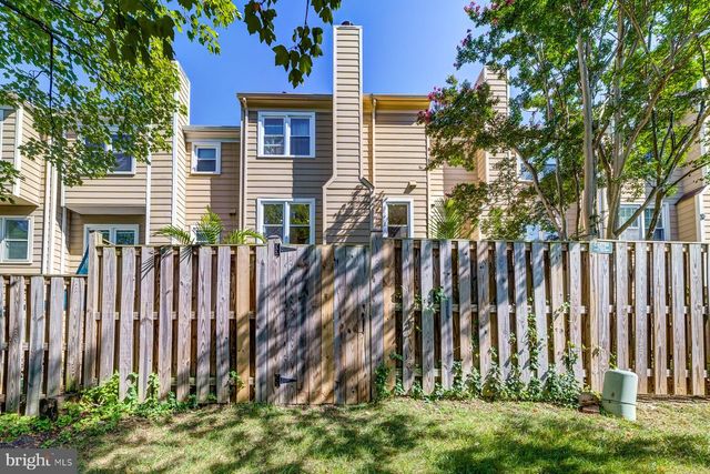 8 CARRIAGE HOUSE CIR, Alexandria, VA 22304