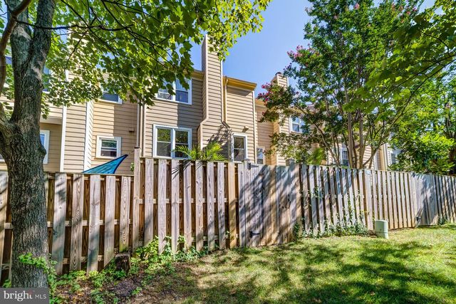 8 CARRIAGE HOUSE CIR, Alexandria, VA 22304